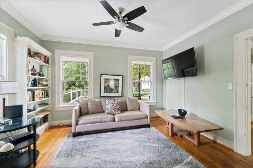 Shared lounge/TV area, 5BR Atlanta Historic-Sleeps 10-Near Emory & CDC in Emory