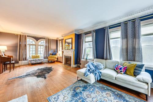 6 Mi to Naval Base Spacious Waukegan Home with Yard in Waukegan, USA