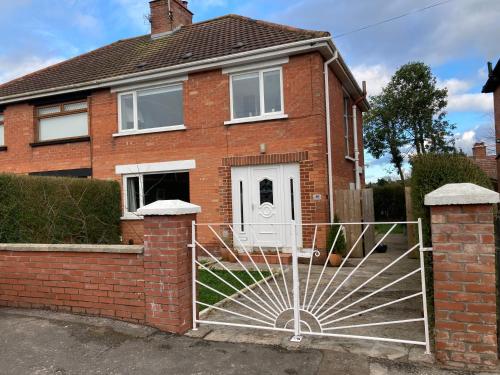 Зовнішній вигляд готелю, Cosy at Cumberland - Two bedroom house - superking and double in Dundonald