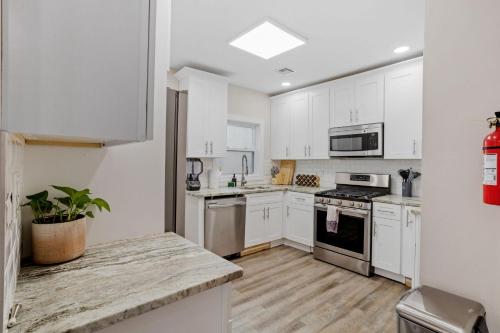 Beautifully Renovated 6BR 2BA 2 Blocks to Beach in Atlantic City, USA