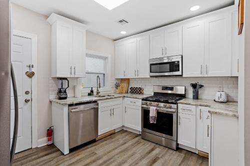 Beautifully Renovated 6BR 2BA 2 Blocks to Beach Beautifully Renovated 6BR 2BA 2 Blocks to Beach