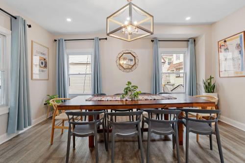 Beautifully Renovated 6BR 2BA 2 Blocks to Beach in Atlantic City, USA