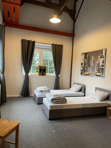 2 twin beds