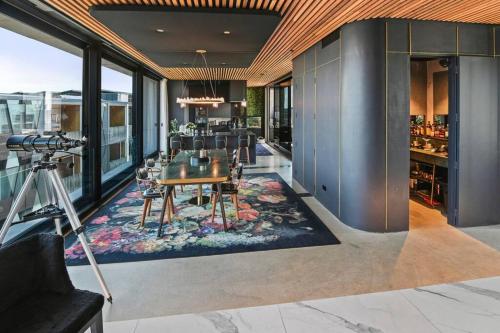 Entertainers penthouse with 5 bedrooms pool & spa