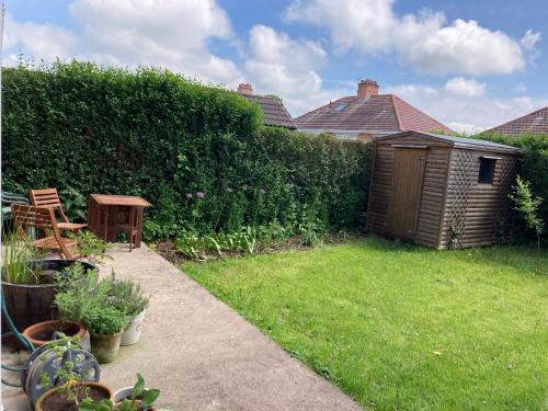 Сад, Cosy at Cumberland - Two bedroom house - superking and double in Dundonald