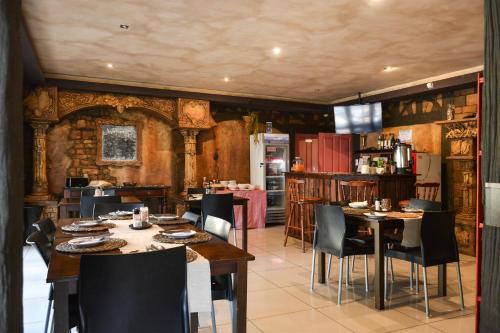 Restaurant, Biggy Best Cottages in Howick