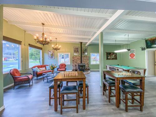 Riverview Cozy Home by the River in Klamath