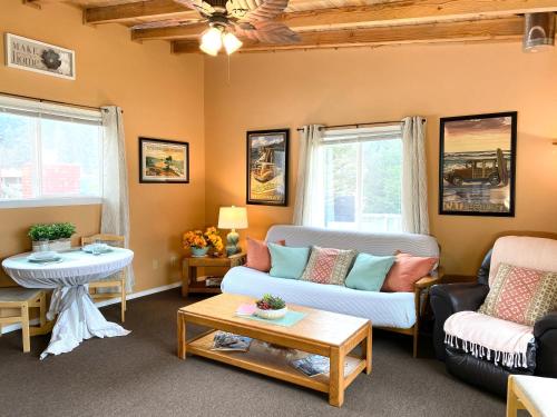 Riverview Cozy Home by the River in Klamath