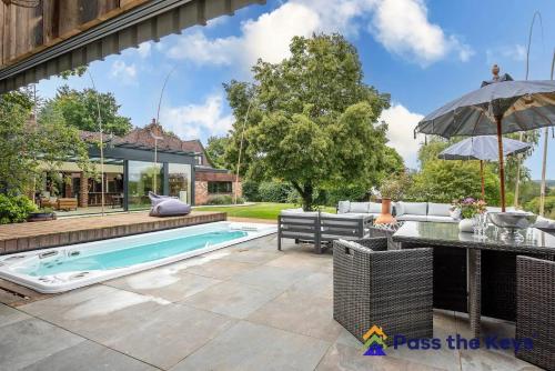 Country House, 4 Acres, Views & Swimming Pool gîte à louer Enborne