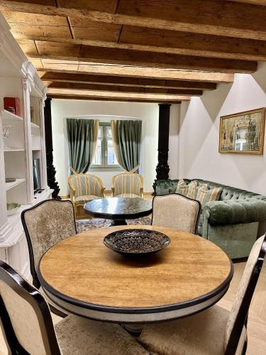 One-Bedroom Apartment image 4