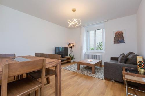 KAYA Zurich Apartment 1B - Deluxe 2BR Downtown Apt, Curych