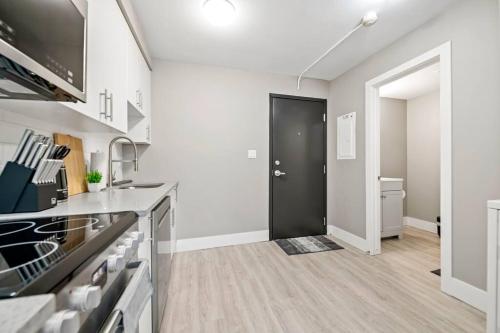 Modern Studio Unit - Close to DT - Tap to explore photos
