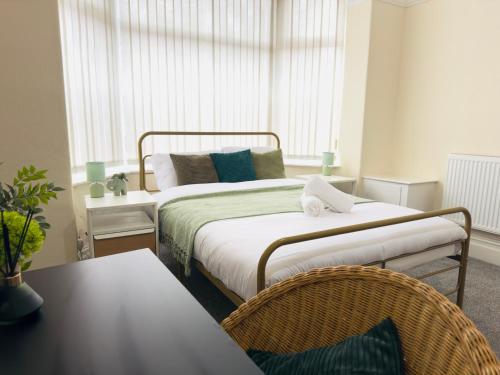 Double bedroom near city center Manchester, Manchester (photo 6)