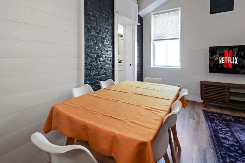 Soulard 4 Bedroom Retreat Near Downtown with Patio and Parking near Anheuser-Busch Sörfőzde