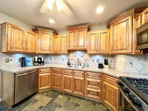 Campis House in Cavaliers Country Club Apartments, USA