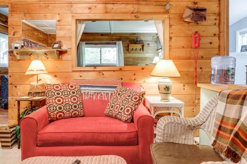 Rustic Waterfront Cottage with Fire Pit and Kayaks in Brattleboro (VT)