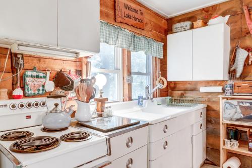 Rustic Waterfront Cottage w/ Fire Pit & Kayaks in Brattleboro (VT)