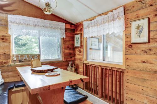 Rustic Waterfront Cottage with Fire Pit and Kayaks in Brattleboro (VT)