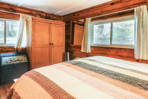 Rustic Waterfront Cottage w/ Fire Pit & Kayaks in Brattleboro (VT)