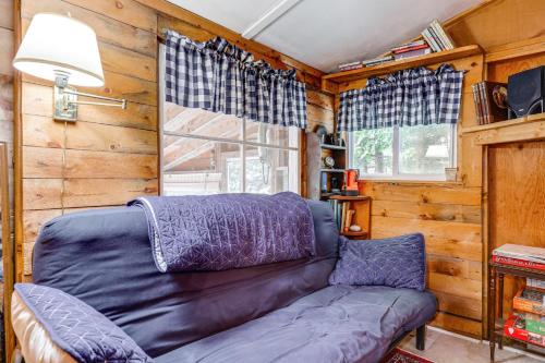 Rustic Waterfront Cottage w/ Fire Pit & Kayaks in Brattleboro (VT)