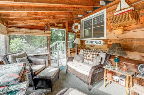 Rustic Waterfront Cottage with Fire Pit and Kayaks in Brattleboro (VT)