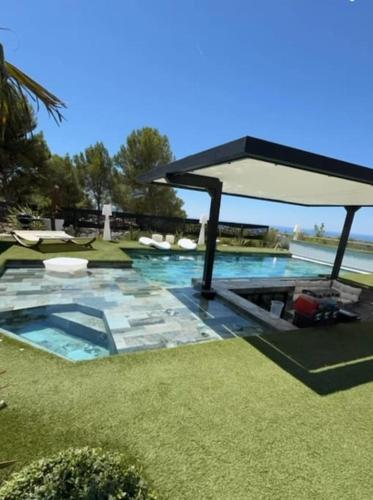 Fabuleuse villa Marseille -7 chambres -14 pers avec grande piscine 2 jacuzzis gîte à louer Villa les pieds dans l'eau Plein sud plein soleil ! *****