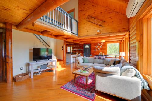 Ludlow Cabin 3 Mi to Dtwn, Deck and Mountain Views in Ludlow, USA