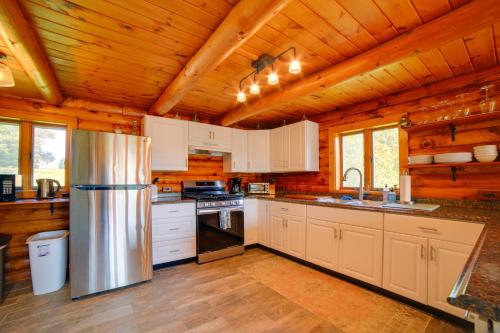 Ludlow Cabin 3 Mi to Dtwn, Deck and Mountain Views in Ludlow, USA