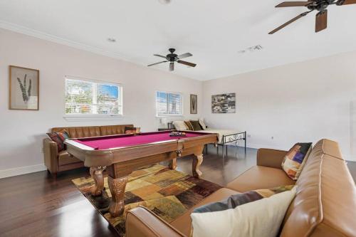 3-story 4 Bedroom Home with Pool Table, 6 minutes to the Ocean in Fort Lauderdale, USA