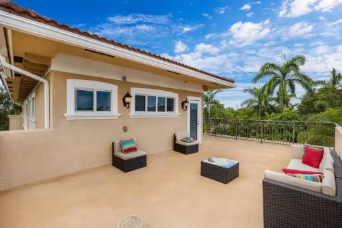 3-story 4 Bedroom Home with Pool Table, 6 minutes to the Ocean in Fort Lauderdale, USA