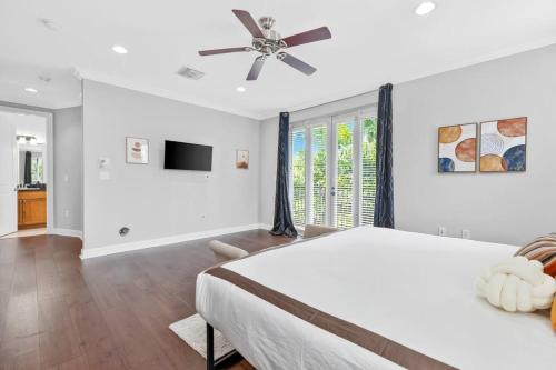3-story 4 Bedroom Home with Pool Table, 6 minutes to the Ocean in Fort Lauderdale, USA