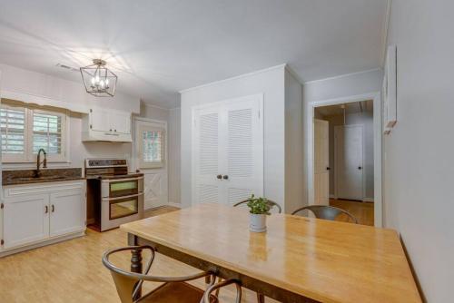 Figuers Bungalow 2 bd 1 bath central location in Franklin, USA