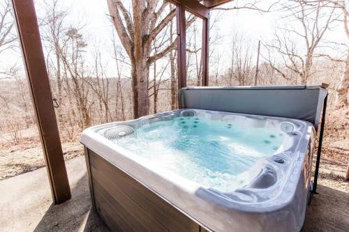 Cozy retreat on private estate with Hot Tub in แลนเคสเตอร์ (OH)