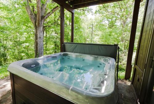 Cozy retreat on private estate with Hot Tub in Lancaster, USA