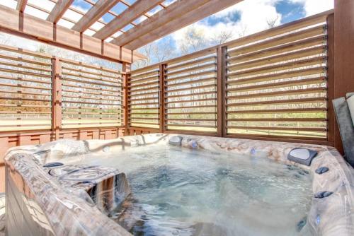 Birdsong Retreat Hot Tub Grill Fire Pit in Franklin, USA