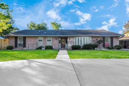 Family Fun Oasis Pool Hot Tub and Play Area Family Fun Oasis Pool Hot Tub and Play Area