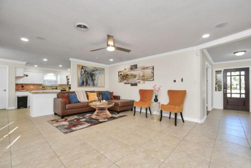 Family Fun Oasis Pool Hot Tub and Play Area Family Fun Oasis Pool Hot Tub and Play Area