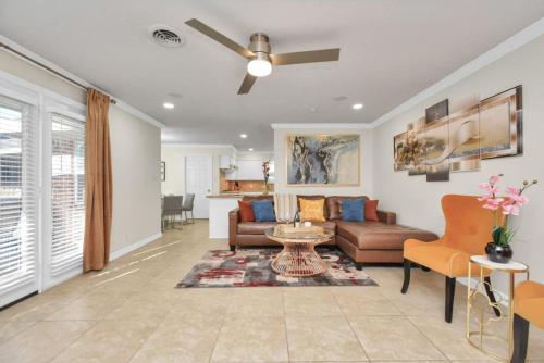 Family Fun Oasis Pool Hot Tub and Play Area Family Fun Oasis Pool Hot Tub and Play Area