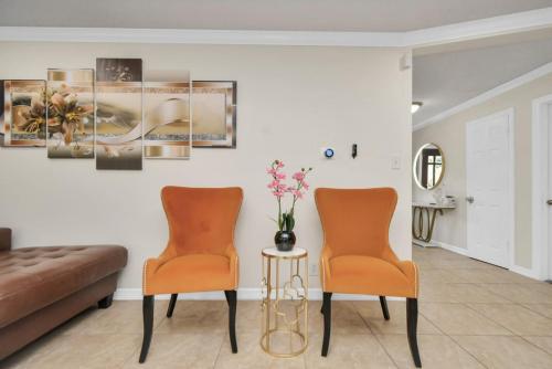 Family Fun Oasis Pool Hot Tub and Play Area Family Fun Oasis Pool Hot Tub and Play Area