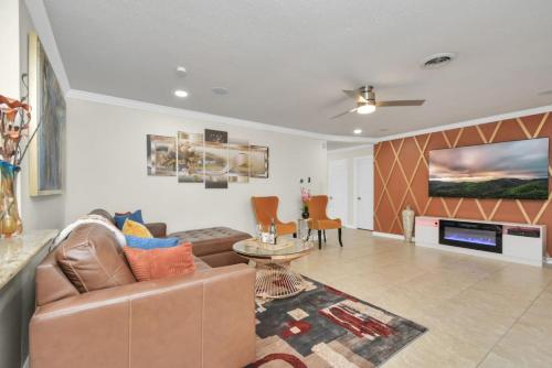 Family Fun Oasis Pool Hot Tub and Play Area Family Fun Oasis Pool Hot Tub and Play Area