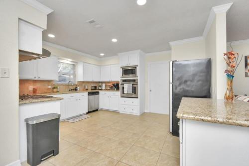 Family Fun Oasis Pool Hot Tub and Play Area Family Fun Oasis Pool Hot Tub and Play Area