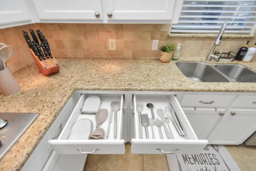 Family Fun Oasis Pool Hot Tub and Play Area Family Fun Oasis Pool Hot Tub and Play Area