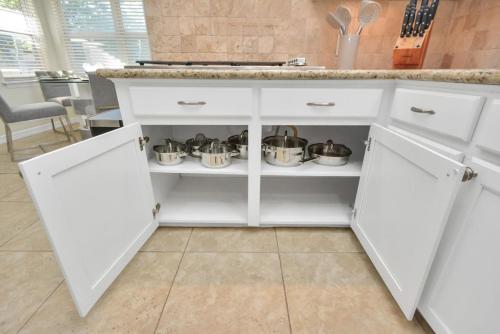 Family Fun Oasis Pool Hot Tub and Play Area Family Fun Oasis Pool Hot Tub and Play Area