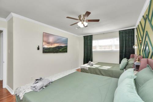 Family Fun Oasis Pool Hot Tub and Play Area Family Fun Oasis Pool Hot Tub and Play Area