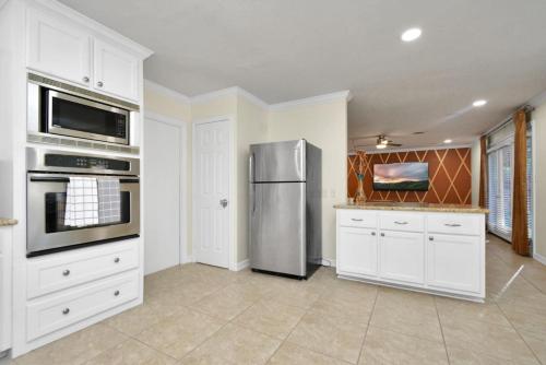 Family Fun Oasis Pool Hot Tub and Play Area Family Fun Oasis Pool Hot Tub and Play Area