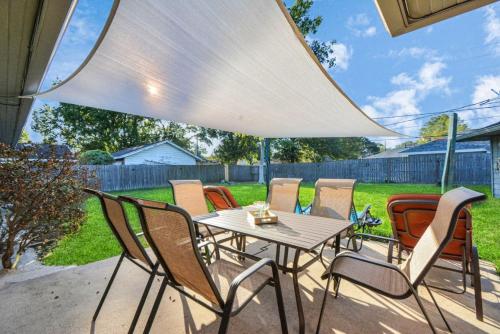 Family Fun Oasis Pool Hot Tub and Play Area Family Fun Oasis Pool Hot Tub and Play Area