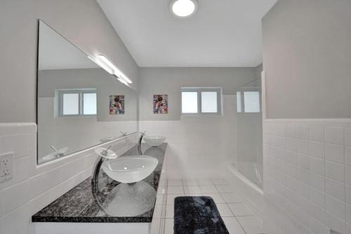 Modern Villa with Pool Grill Near Beach and Downtown in Lighthouse Point, USA