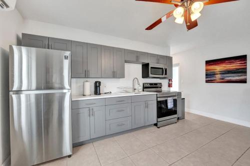 Modern Villa with Pool Grill Near Beach and Downtown in Lighthouse Point, USA
