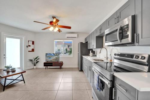 Modern Villa with Pool Grill Near Beach and Downtown in Lighthouse Point, USA