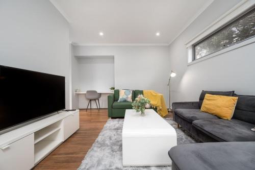 Charming Modern Mountain View Townhouse in Ferntree Gully